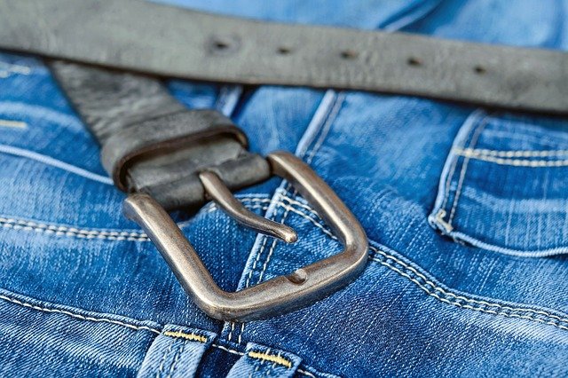 В Кировском районе гость после попойки украл кроссовки и джинсы хозяина