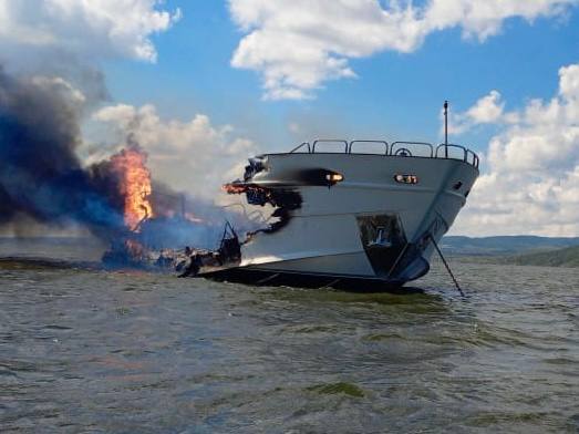 На Волге под Саратовом загорелась яхта "Мечта"