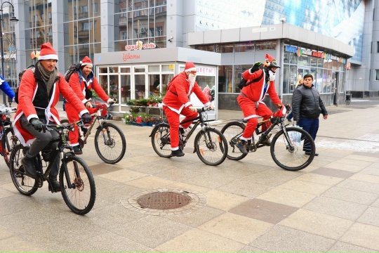 Саратовцев зовут присоединиться к велопрогулке в компании Дедов Морозов