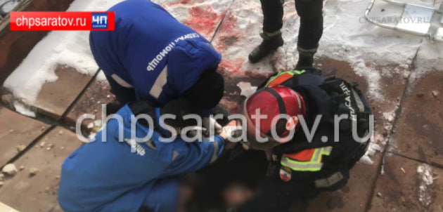 В Волжском районе Саратова из окна пятого этажа выпал мужчина