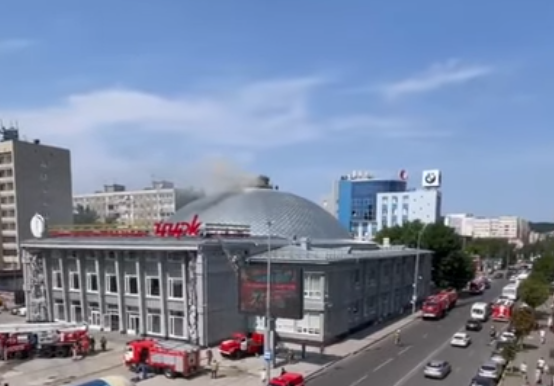 В Саратове горит здание цирка