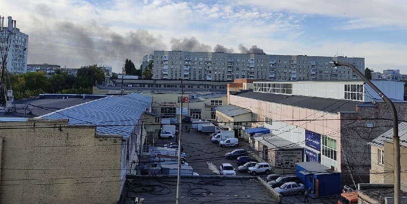 В центре Саратова горит СТО на площади в 800 квадратных метров