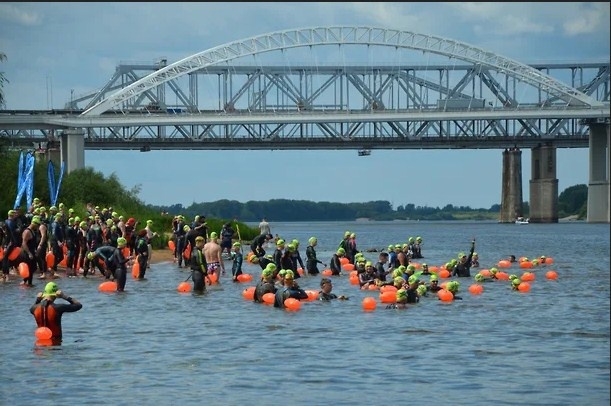 Бывший глава саратовской полиции обновил рекорд по заплыву на открытой воде