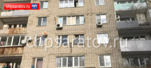 В Волжском районе Саратова из окна пятого этажа выпал мужчина