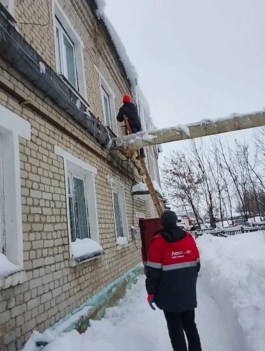 Саратовцам рассказали об особенности очистки крыш от снега и сосулек