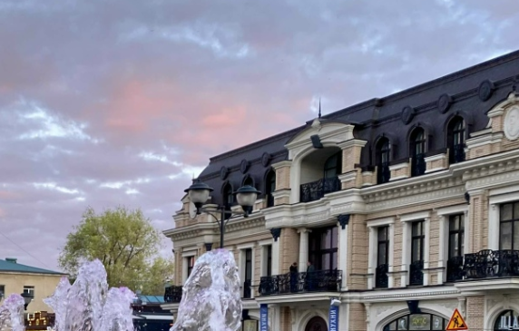 Посетители музея Федина ждут открытия картинной галереи на улице Октябрьской