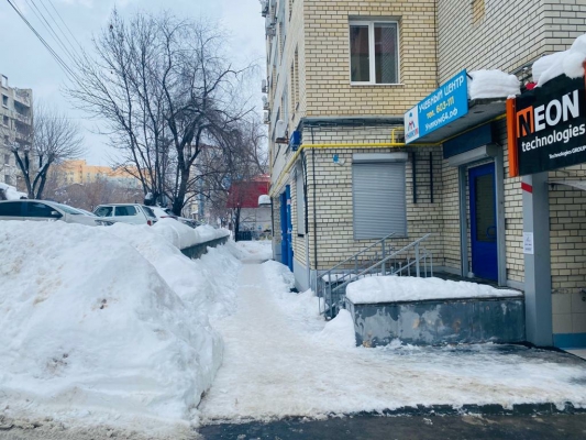 В центре Саратова снег с крыши упал на 22-летнюю прохожую