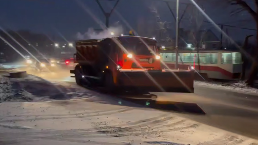 В Саратове ликвидируют последствия первого снегопада