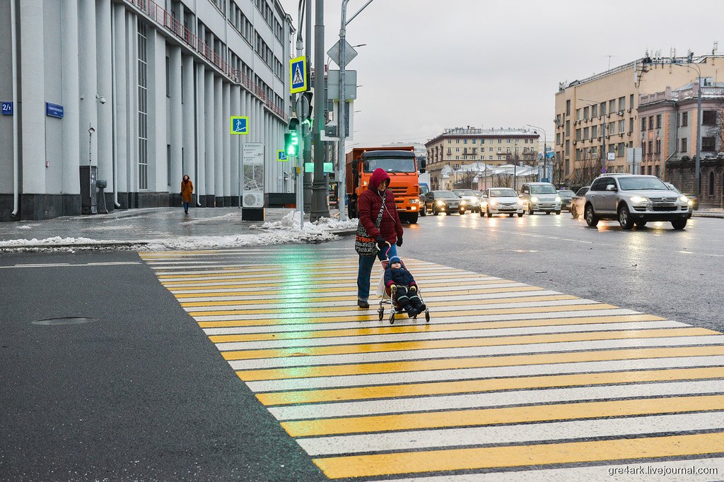 Включи городские. Пешеходный переход. Дорога с пешеходным переходом. Москва пешегная дорога. Пешеходный переход Москва.