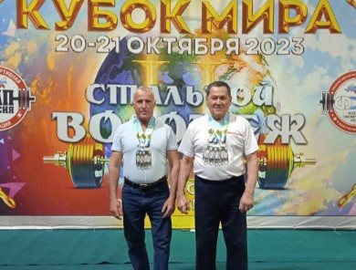 Силачи-ветераны из Вольска и Энгельса установили новые мировые рекорды