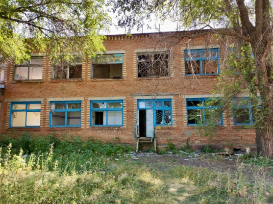 В Саратовской области ребенок выпал из окна заброшенного детского сада