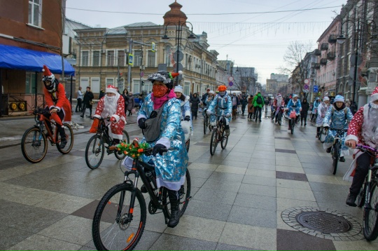 Саратовцев зовут присоединиться к велопрогулке в компании Дедов Морозов