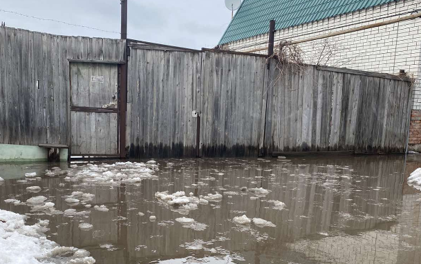 Дорога к пугачевской школе превратилась в полосу водных препятствий