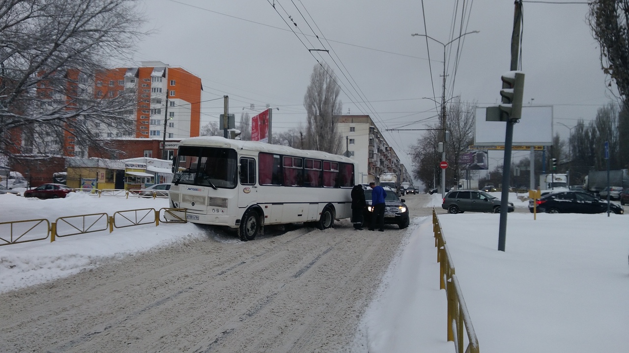 Строители автобусы. Неуправляемый автобус. Перекресток проспект Строителей Антонова Саратов. Проспект Строителей /Антонова Саратов. Г Саратов пересечение улиц Антонова проспект Строителей.