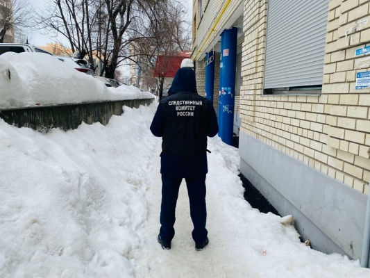 В центре Саратова снег с крыши упал на 22-летнюю прохожую