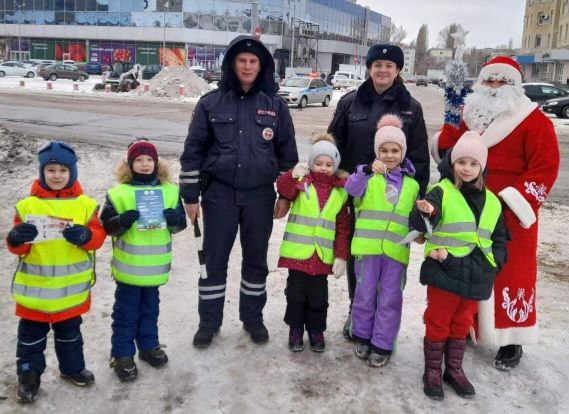 ﻿В Энгельсском районе автоинспекторы разъяснили детям, как вести себя зимой вблизи проезжей части 