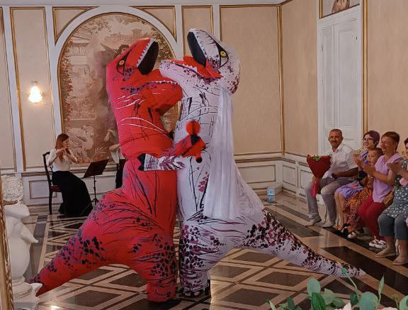 В Саратове пара поженилась в костюмах динозавров