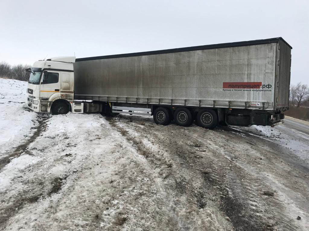 Под Саратовом полицейские помогли водителю фуры, съехавшей в кювет |  26.02.2023 | Саратов - БезФормата