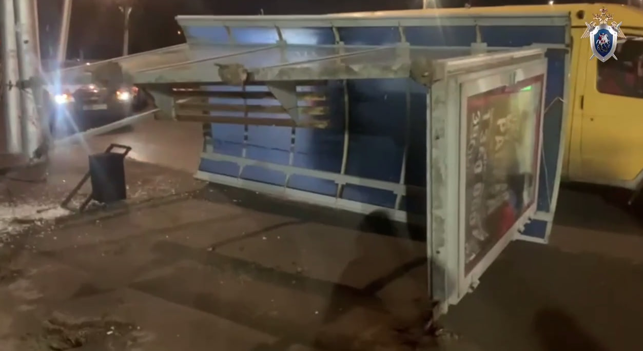 Остановка упала на женщину