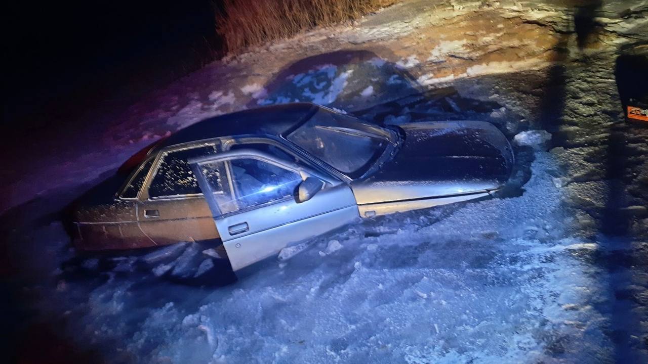 автомобиль провалился под лед.jpg