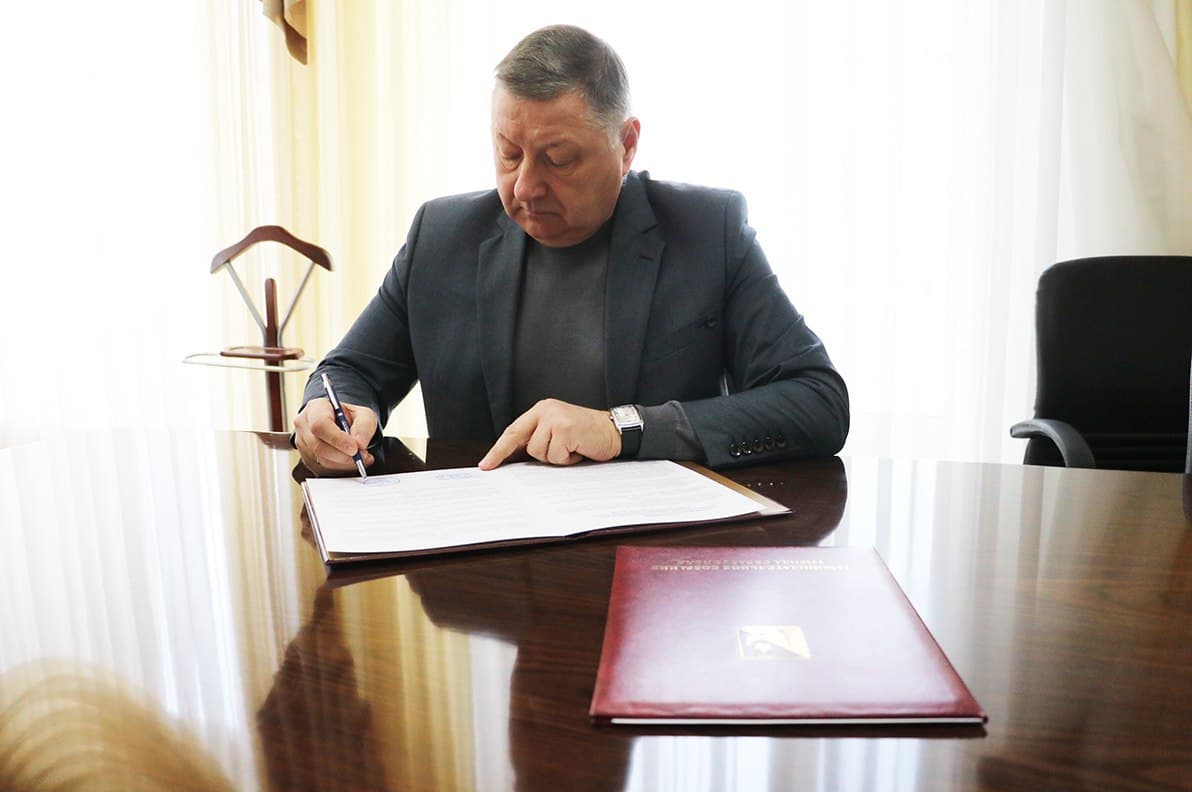 Главы закорганов Саратовской области и Севастополя подписали соглашение о сотрудничестве.jpg