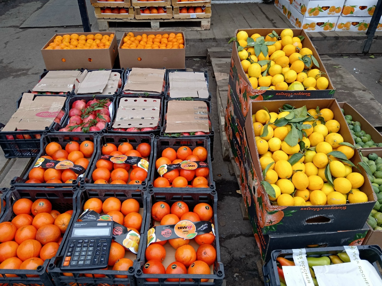 Рынок, фрукты, лимоны, апельсины, гранаты