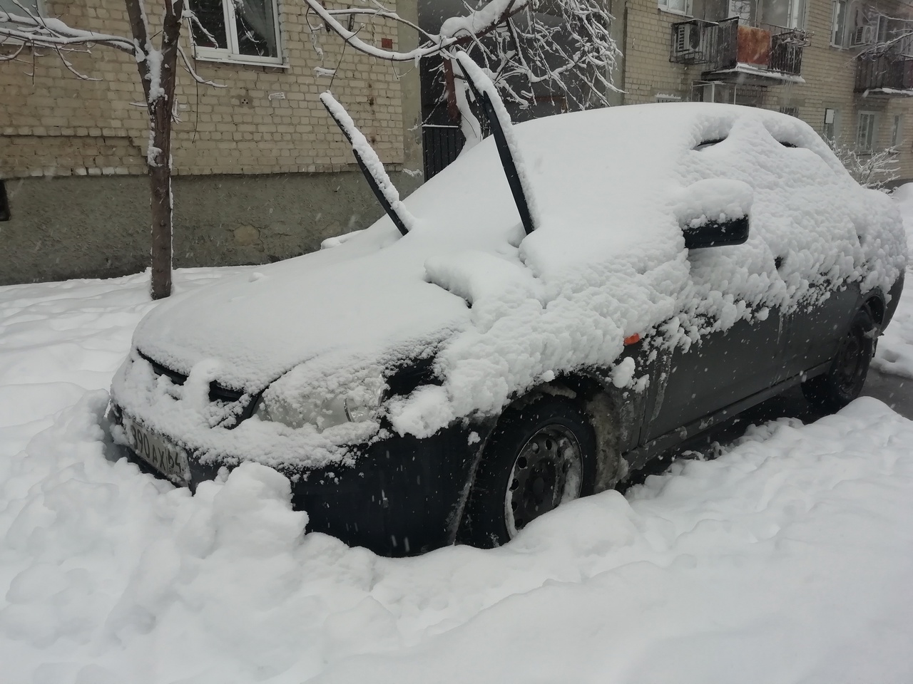 Машина под снегом.jpg