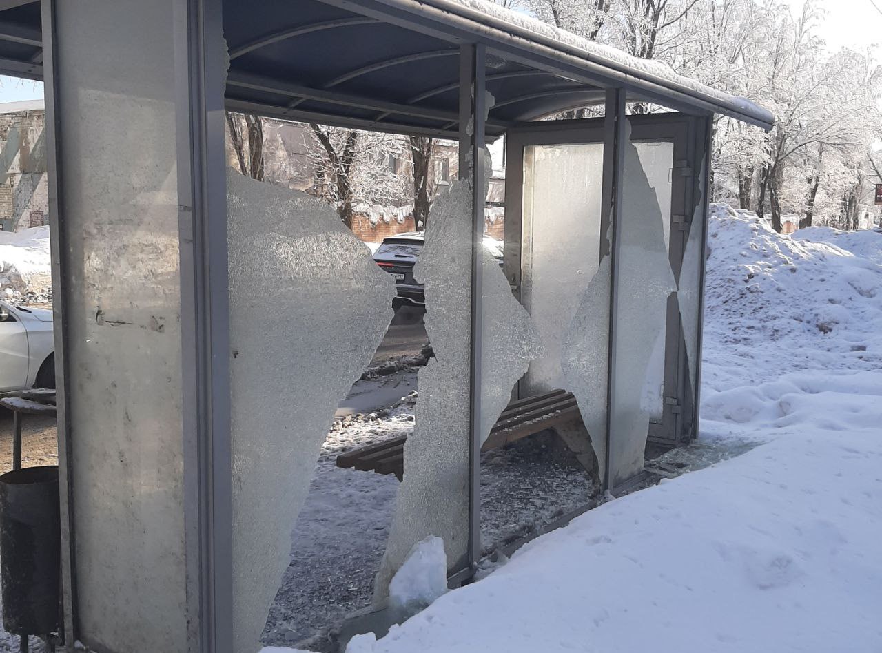 разбитая остановка.jpg