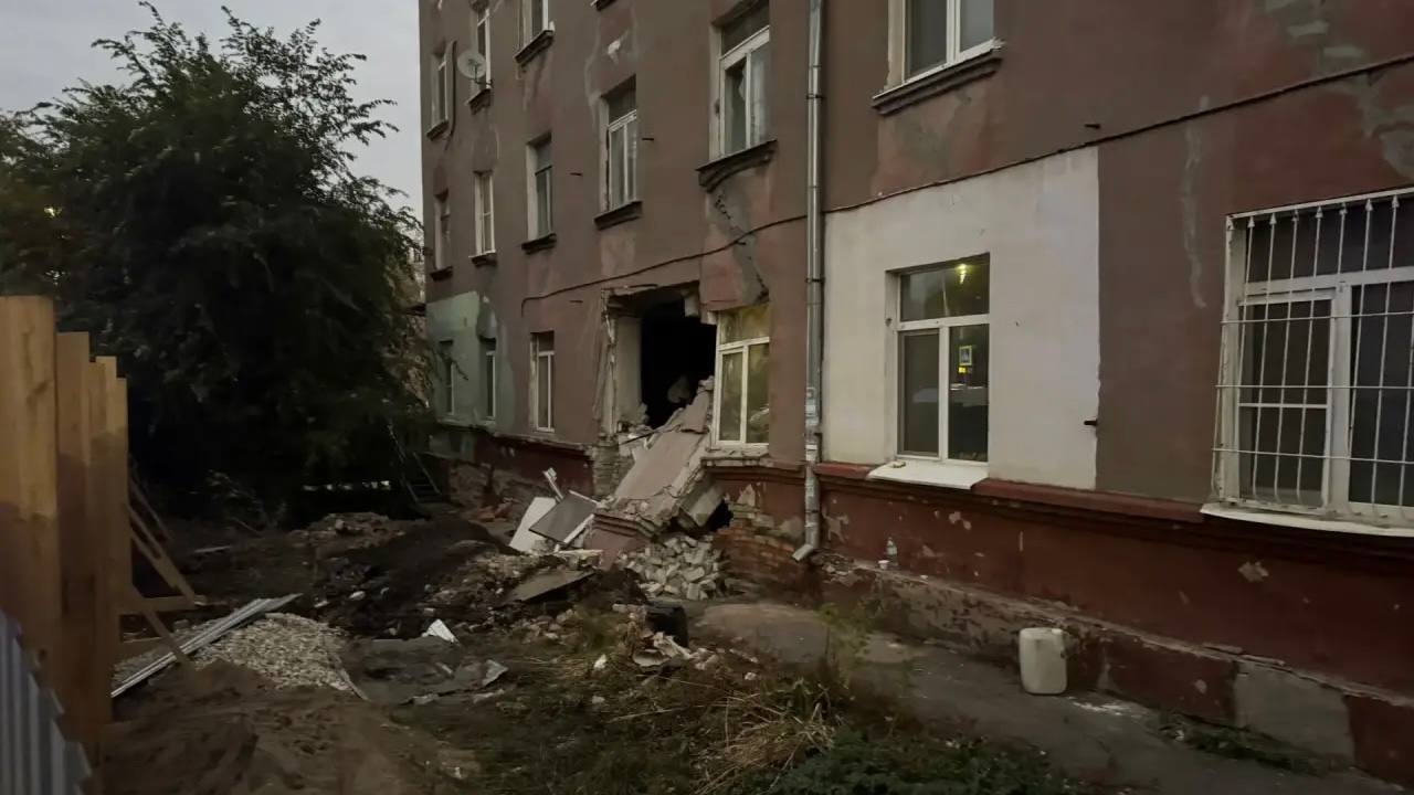 Обрушение стены дома в Заводском районе