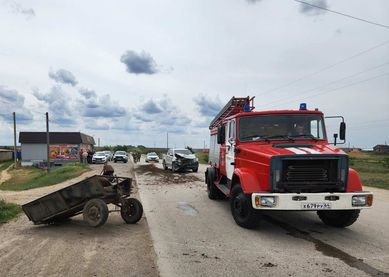 В Ивантеевке пикап врезался в гужевую повозку | Саратов 24