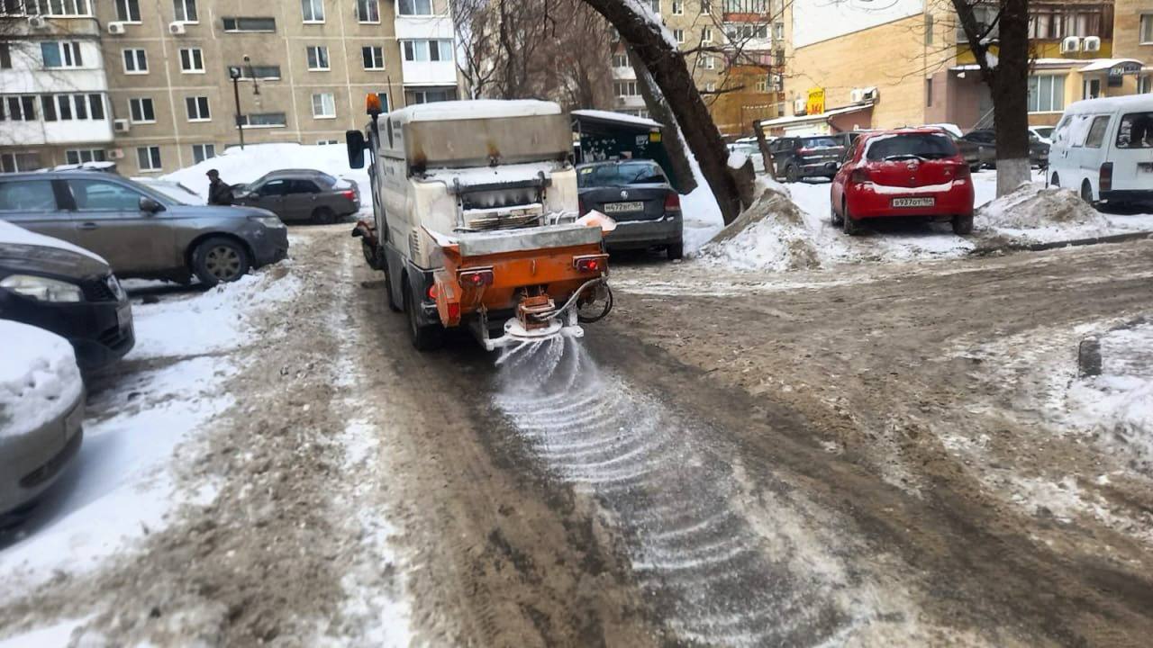 Обработка асфальта реагентами, зима