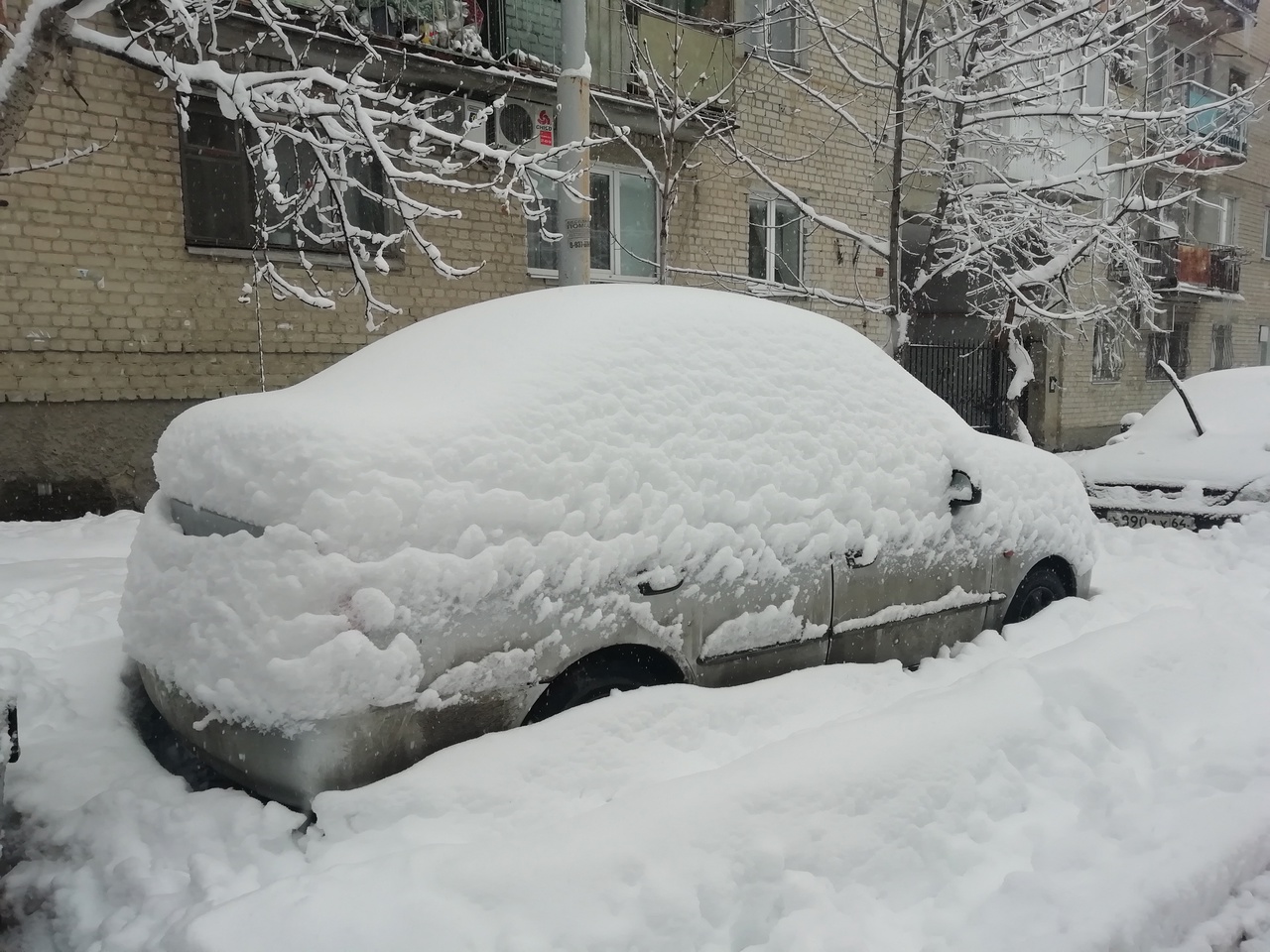 машины в снегу.jpg