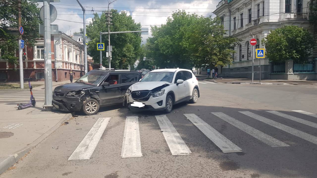 В Саратове при столкновении двух иномарок пострадала женщина | Саратов 24