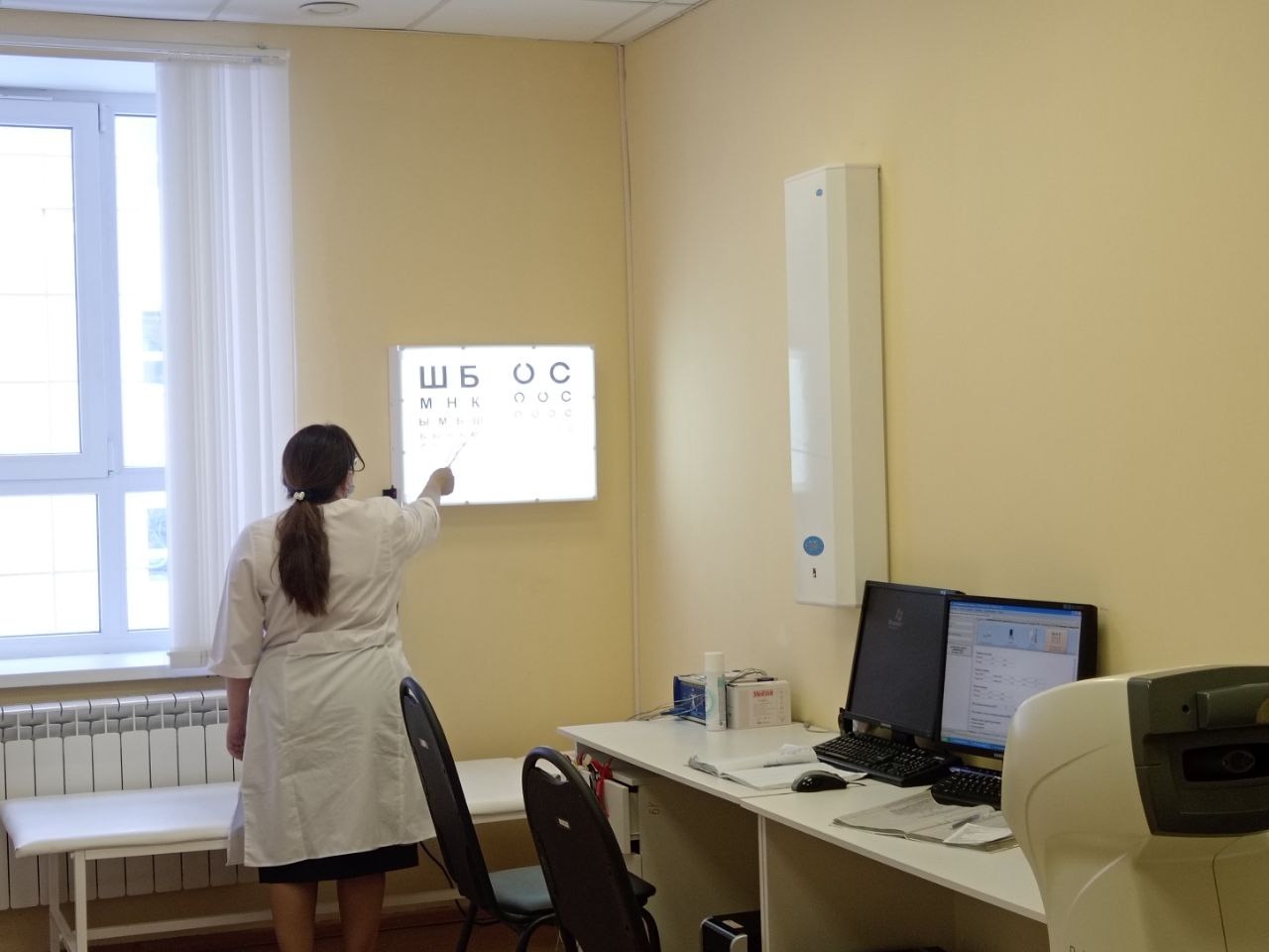 Врач, офтальмолог, окулист