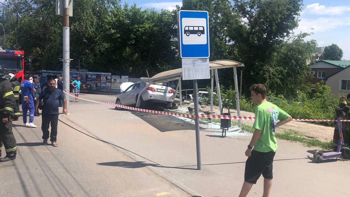 В Заводском районе иномарка протаранила остановку, есть пострадавшие |  11.06.2024 | Саратов - БезФормата