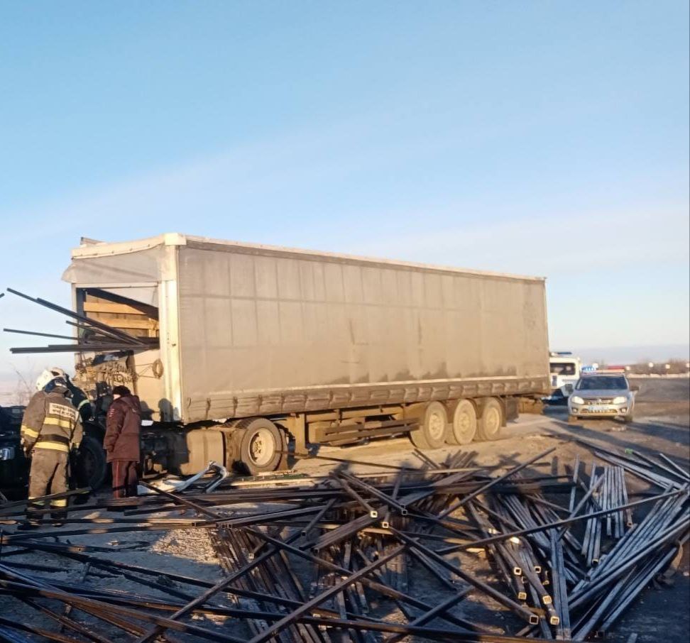 На трассе под Саратовом груз из фуры повредил кабину: водитель погиб |  Саратов 24