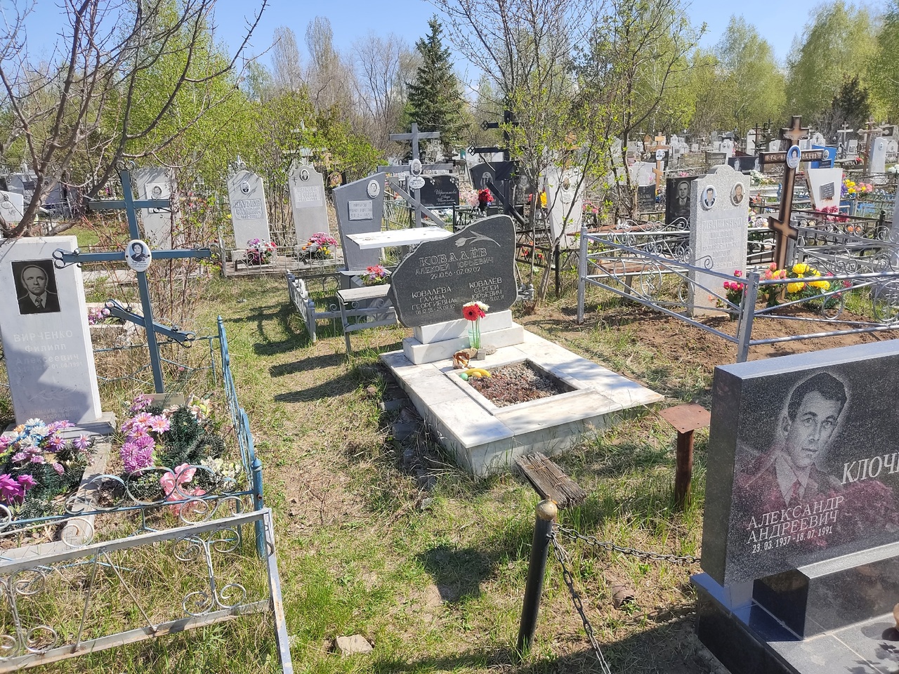 Радоница в саратовской области в 2024. Могилки. Кладбище зимой. Радоница празднование. Поминание покойников на кладбище.
