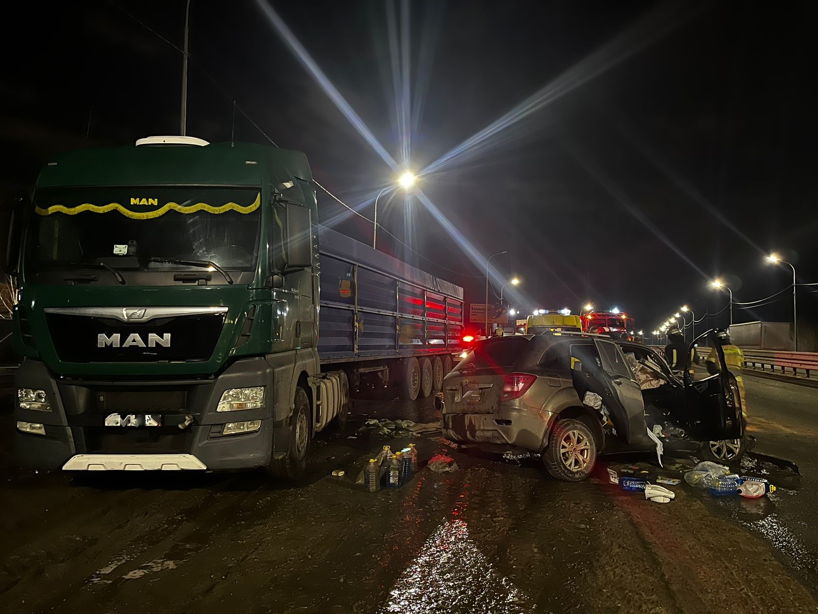 В Саратове иномарка врезалась в фуру: пострадали двое | Саратов 24