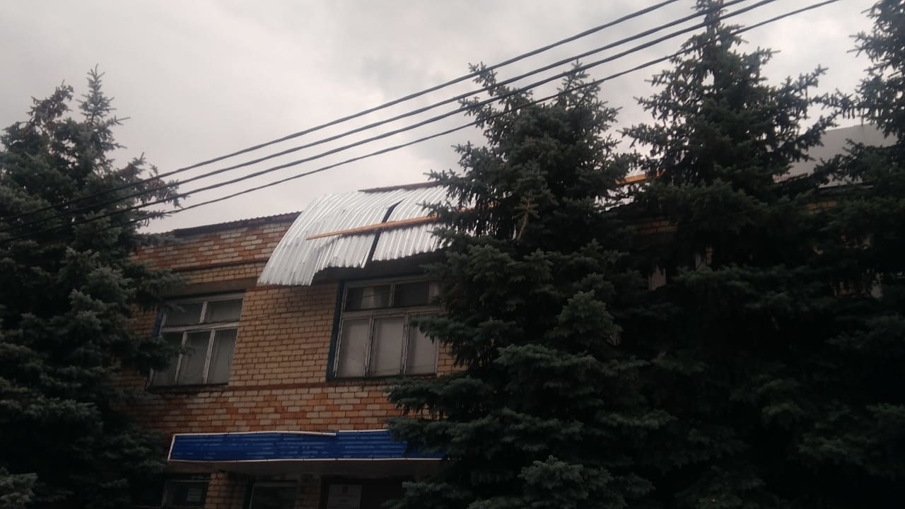 Повреждена крыша МФЦ. Ивантеевский район Саратовской области