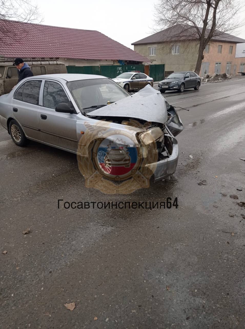 В Саратове на шоссе легковушка врезалась в дерево | Саратов 24