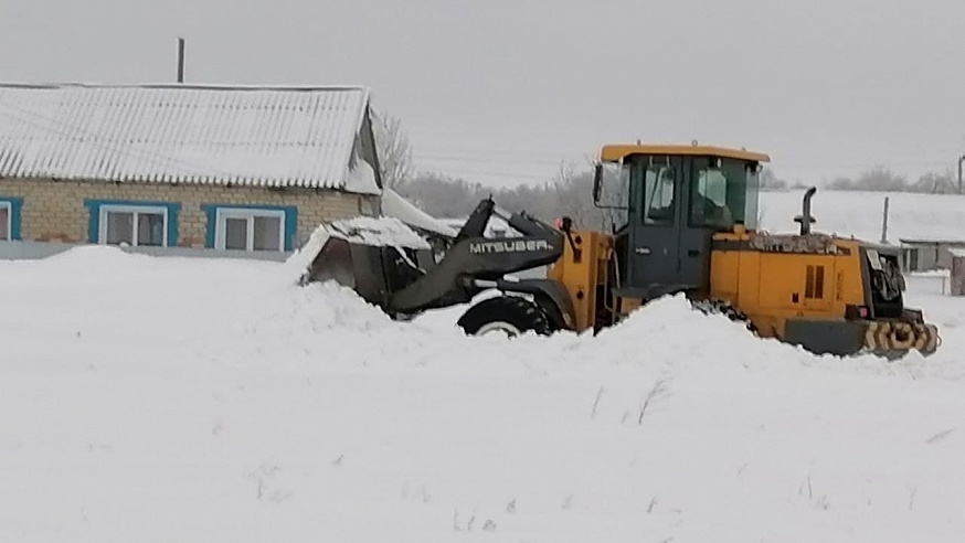 Под Саратовом дом пенсионерки засыпало снегом