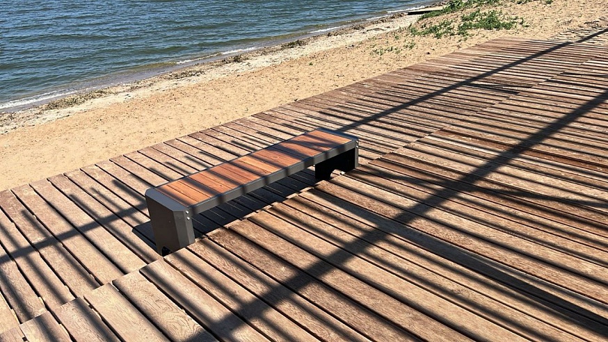 На пляже под Саратовом вандалы пытались утопить лавочки 