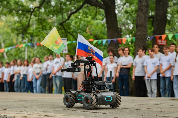 Лучшие саратовские школьники принимают участие в летней школе "Созвездие"