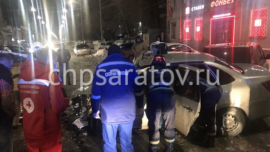 В центре Саратова столкнулись 4 машины, пострадал мужчина