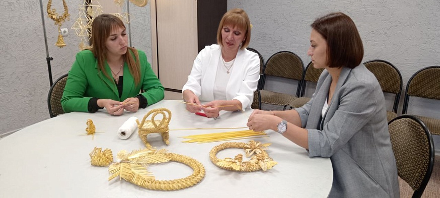 В Марксе каждый год проходит дефиле в костюмах из соломы