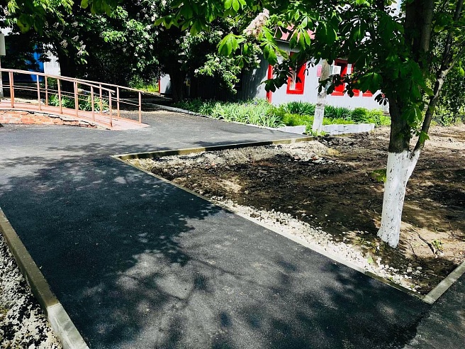 В центре Калининска и Романовки отремонтировали тротуары 