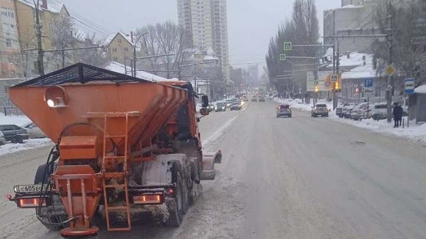 За ночь на дороги Саратова и области высыпали 41 тонну чистого хлорида