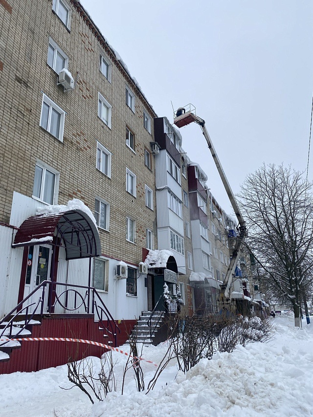 Саратовцам рассказали об особенности очистки крыш от снега и сосулек