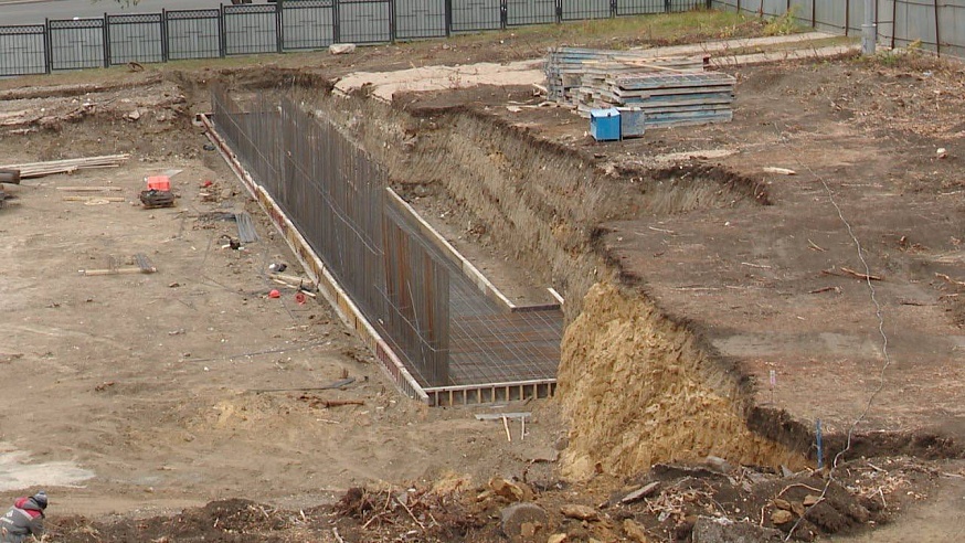 На месте будущей школы в Ленинском районе монтируют сваи
