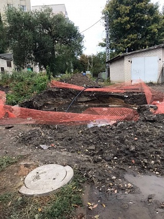Раскопанные коммунальщиками ямы угрожают затопить дома в Заводском